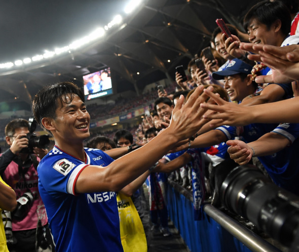 サポーターと交流するサッカー選手